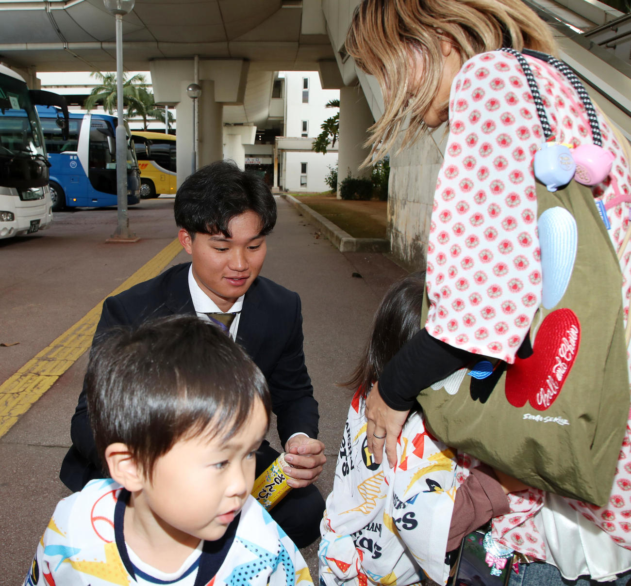 沖縄へ到着し待っていた子供たちのファンにサインする森下（撮影・加藤哉）