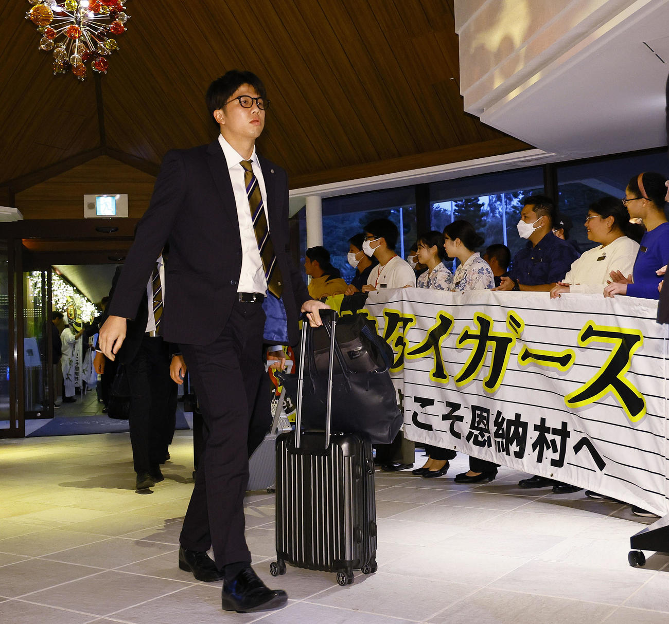 キャンプ地の沖縄入りし、宿舎に到着した阪神才木（撮影・藤尾明華）