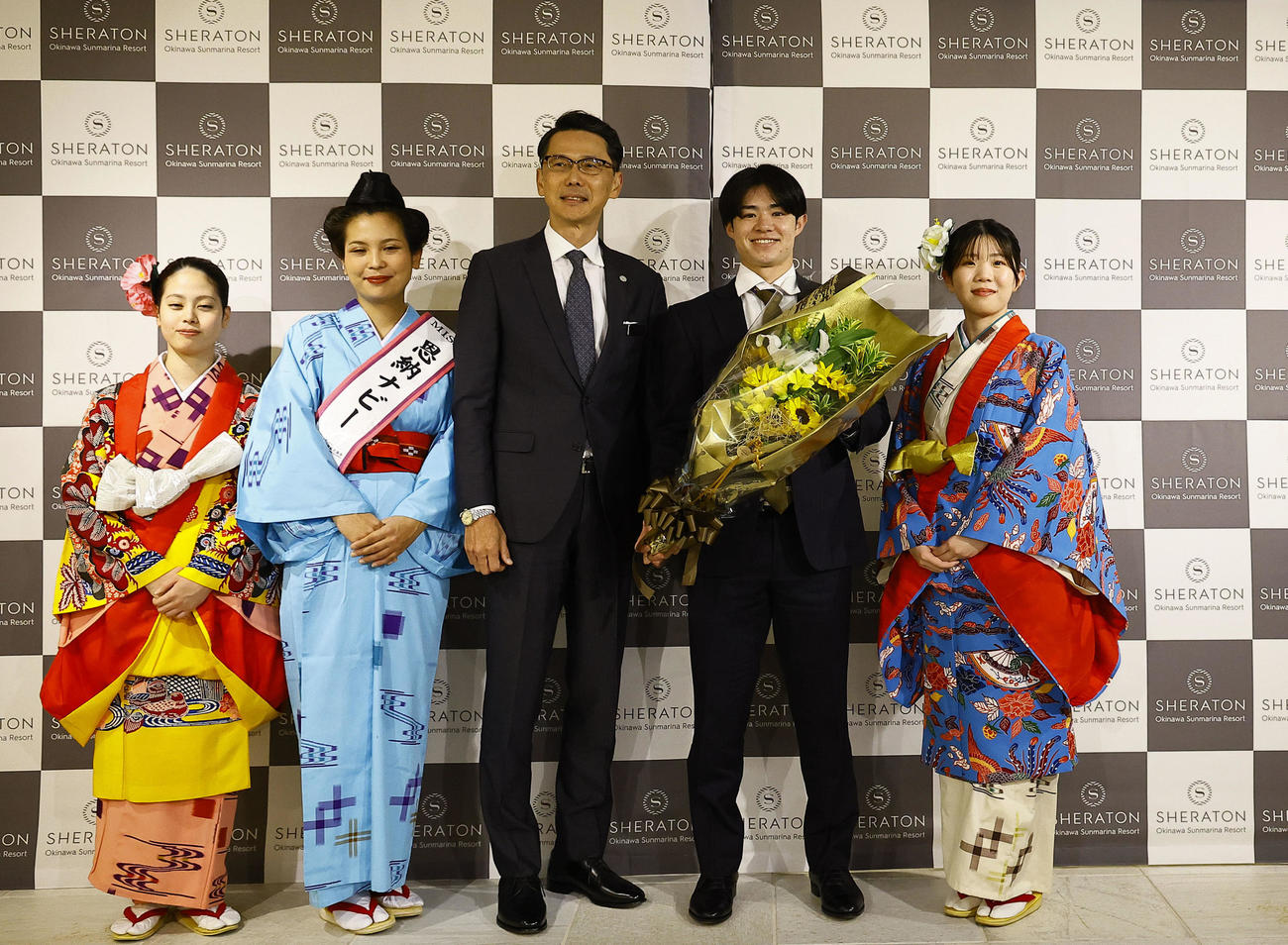 沖縄入りした阪神中野（右から2人目）は、宿舎に到着し歓迎を受ける（撮影・藤尾明華）