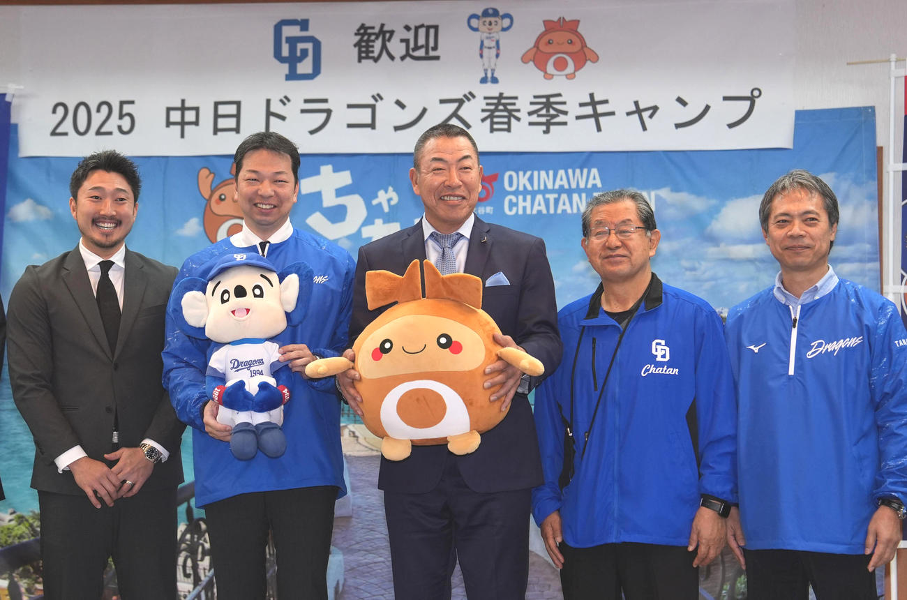 北谷町役場を表敬訪問に訪れ記念撮影に納まる、左から藤嶋選手会長、渡久地町長、井上監督（撮影・森本幸一）