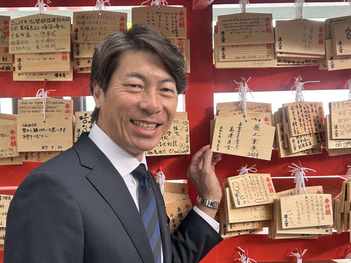 絵馬に「捲土重来2025」と記したヤクルト高津監督（撮影・上田悠太）