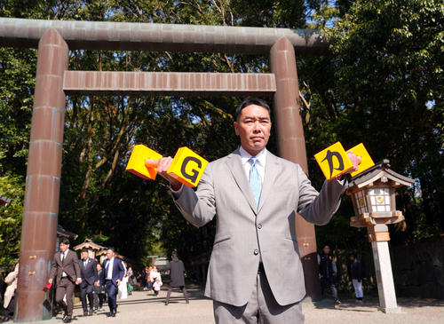 宮崎神宮の前でポーズを決める巨人阿部監督（撮影・たえ見朱実）