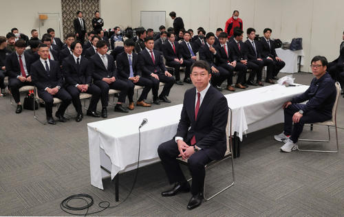 キャンプ地の日南に到着後、選手やコーチングスタッフを集めて、ミーティングを行う新井監督。右は藤井ヘッドコーチ