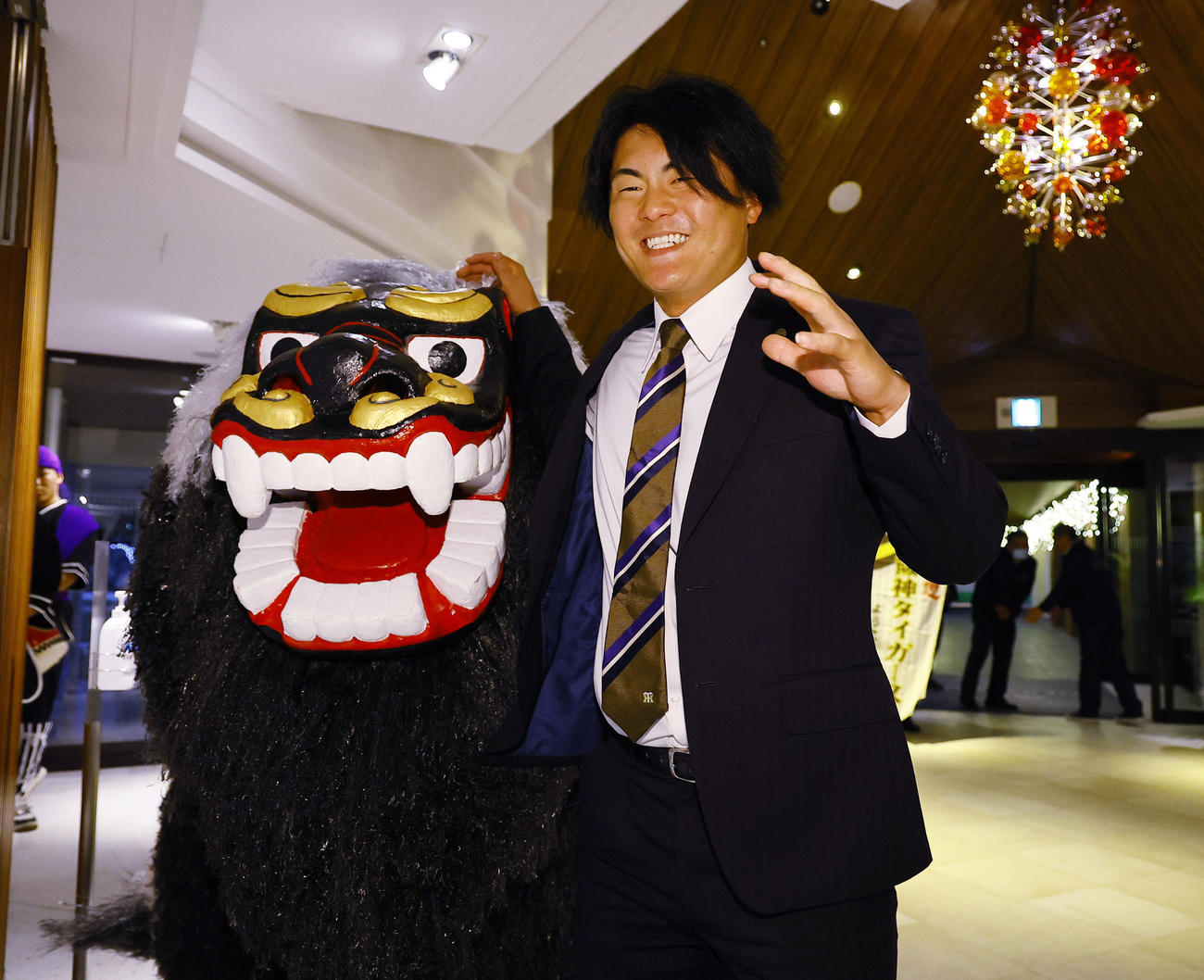 沖縄の宿舎に到着した阪神前川は、獅子舞の歓迎に笑顔を見せる（撮影・藤尾明華）