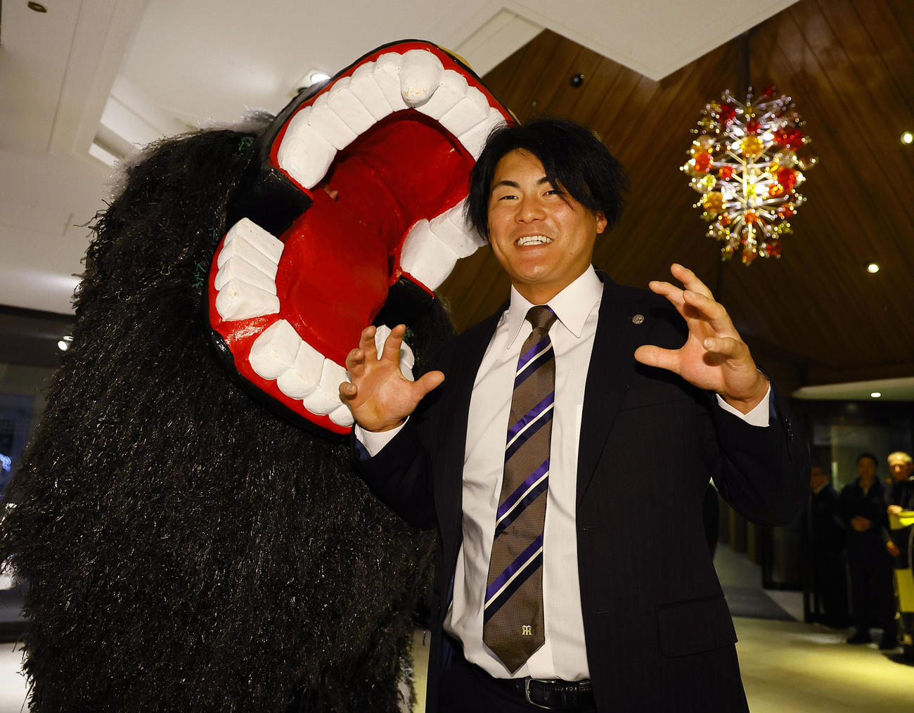沖縄の宿舎に到着した阪神前川は、獅子舞の歓迎に笑顔を見せる（撮影・藤尾明華）