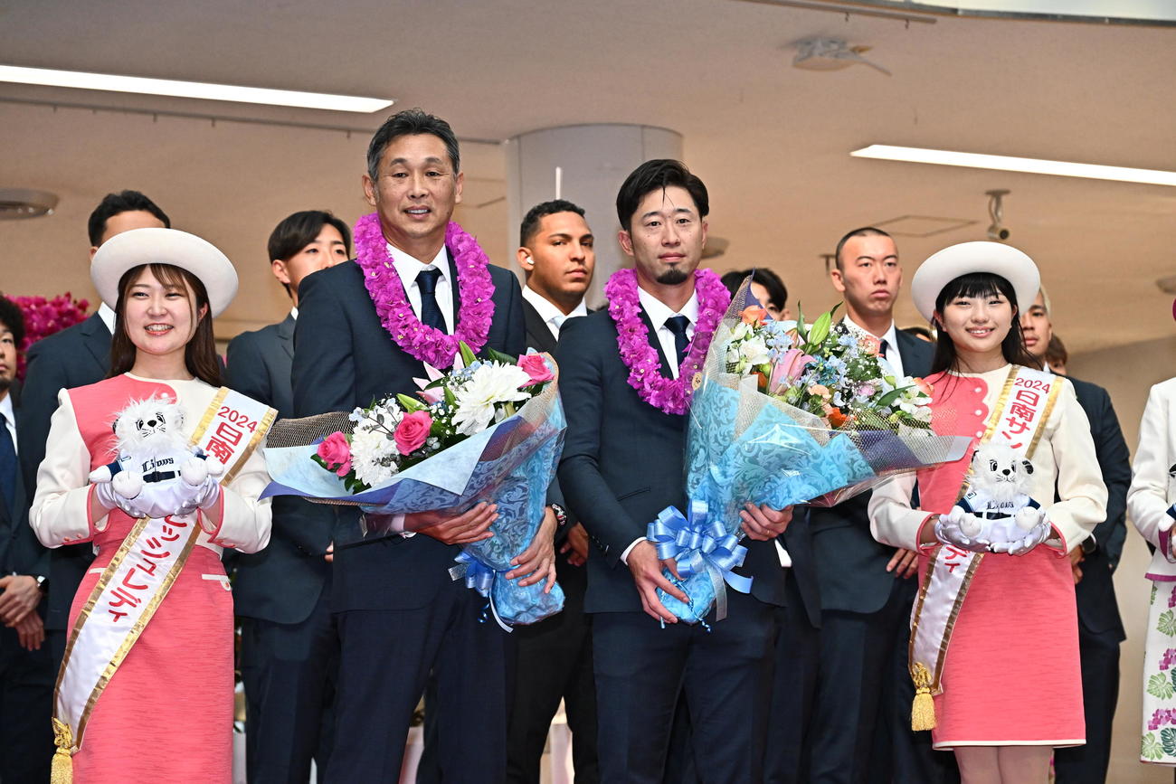 宮崎空港で到着セレモニーに臨む西武西口監督（前列中左）と外崎（撮影・滝沢徹郎）
