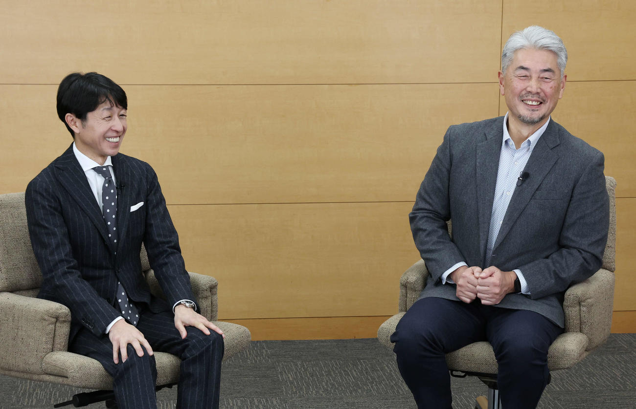 対談を行った武豊騎手（左）とロッテ吉井監督（撮影・宮地輝）