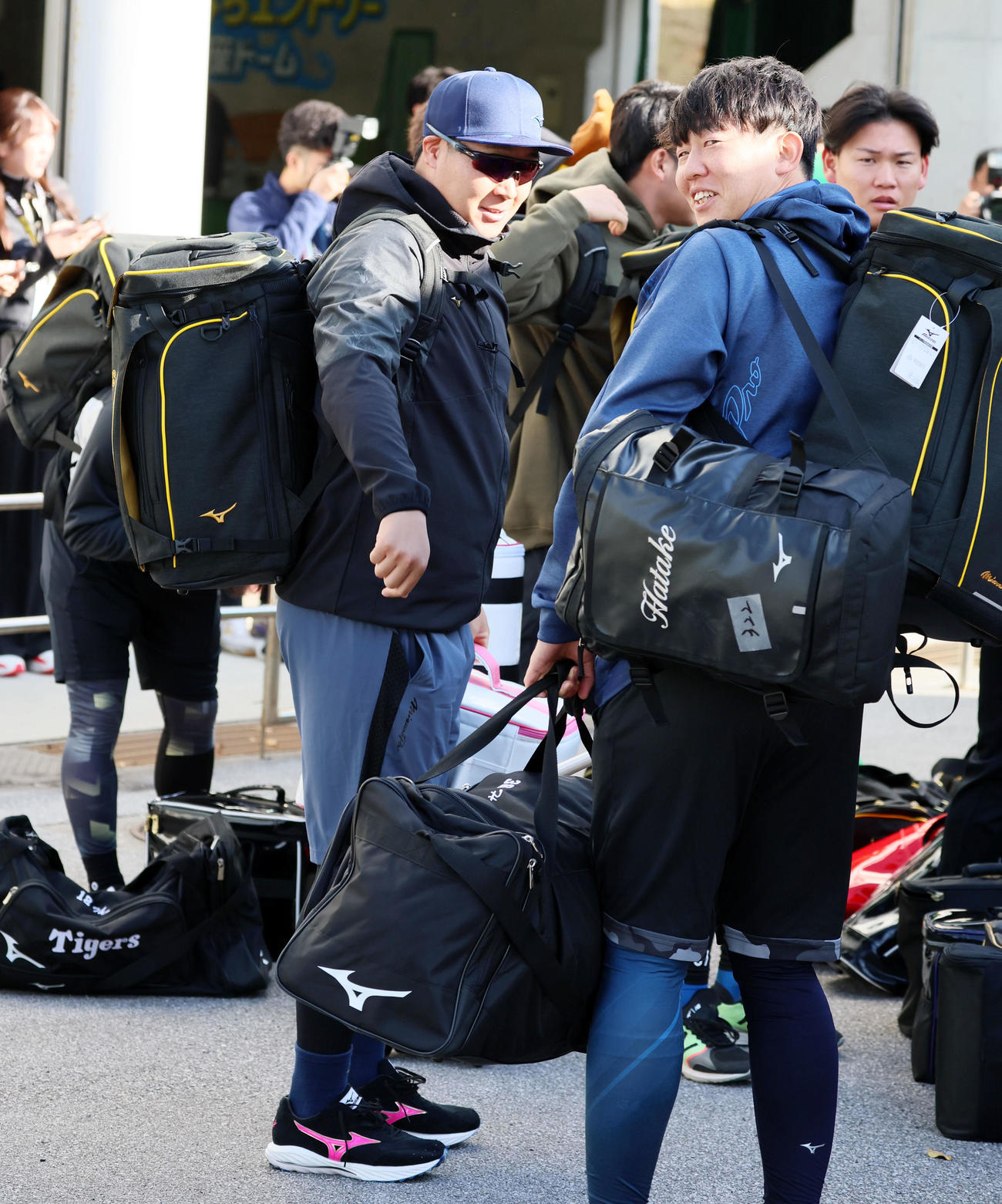 合同自主トレで球場に到着し畠(右）と話す大山（撮影・加藤哉）
