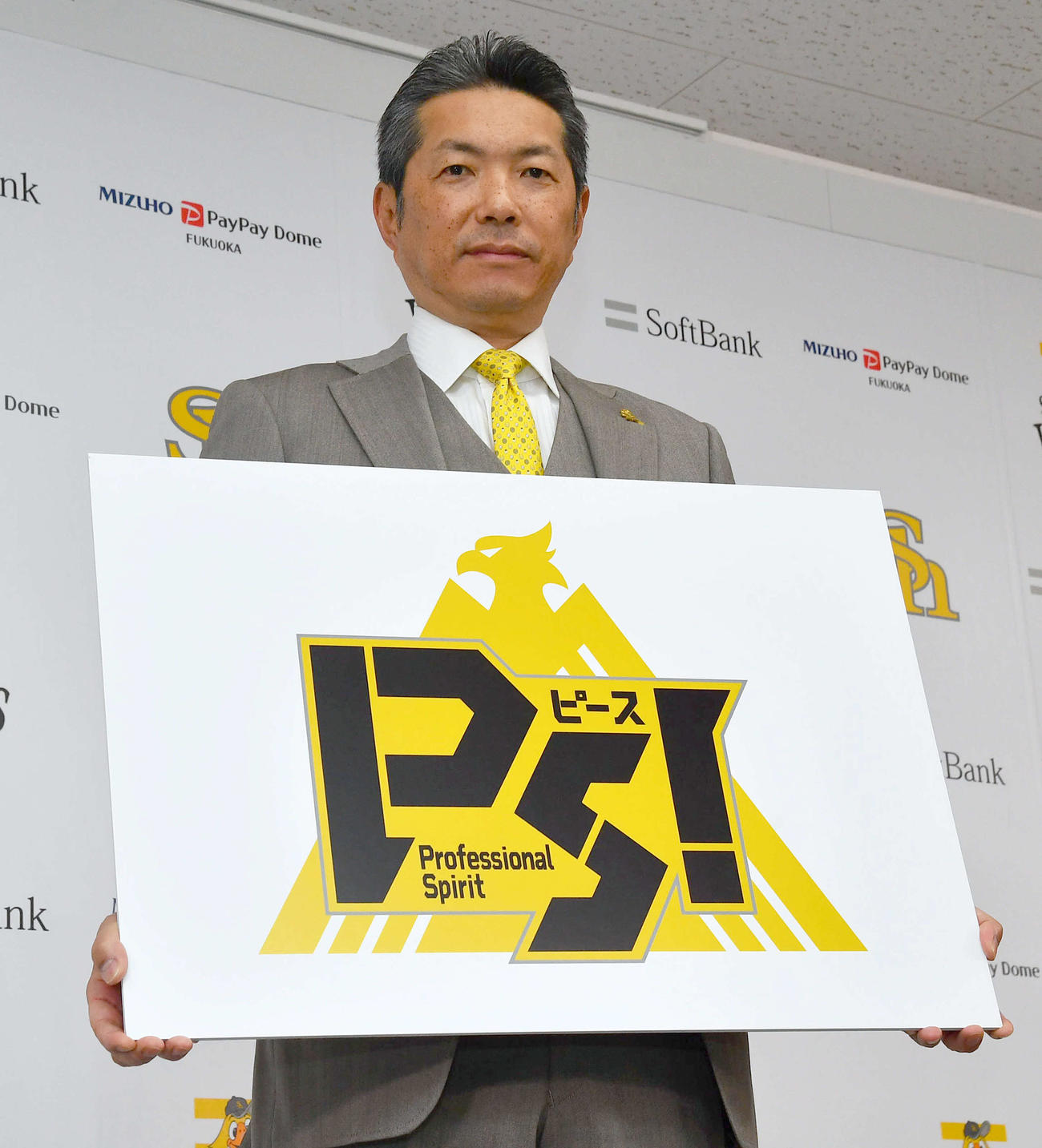 2025年度のスローガンを発表したソフトバンク小久保監督（撮影・岩下翔太）