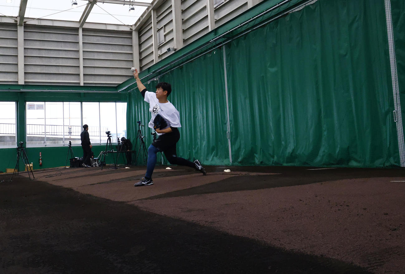 合同自主トレで、一番乗りでブルペン入りする阪神畠（撮影・藤尾明華）