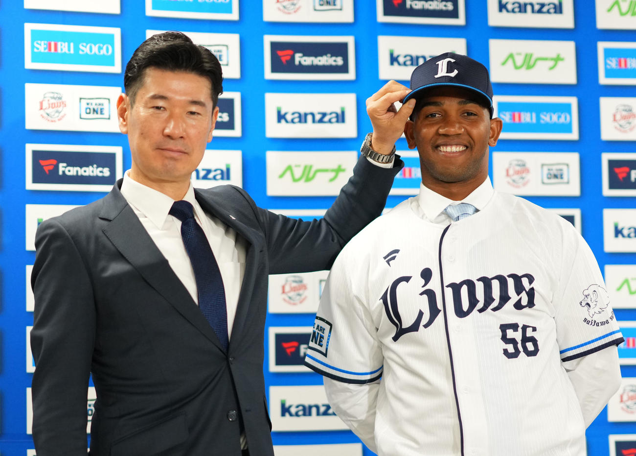 入団会見で笑顔を見せる西武エマニュエル・ラミレス（右）と広池球団本部長（撮影・横山健太）