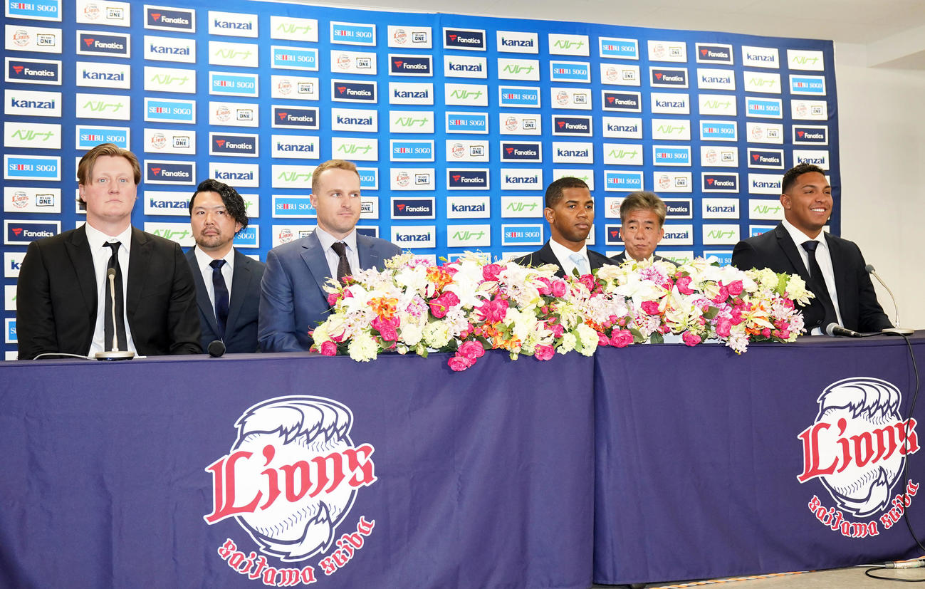 会見に臨む新入団選手たち。前列左から西武トレイ・ウィンゲンター、タイラー・ネビン、エマニュエル・ラミレス、レアンドロ・セデーニョ（撮影・横山健太）