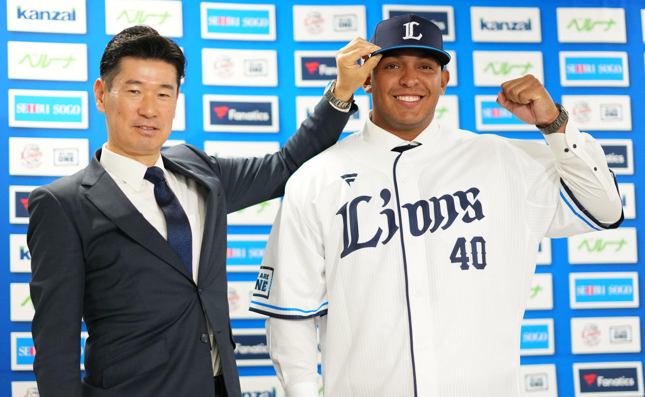 入団会見で笑顔を見せる西武レアンドロ・セデーニョ（右）と広池球団本部長（撮影・横山健太）