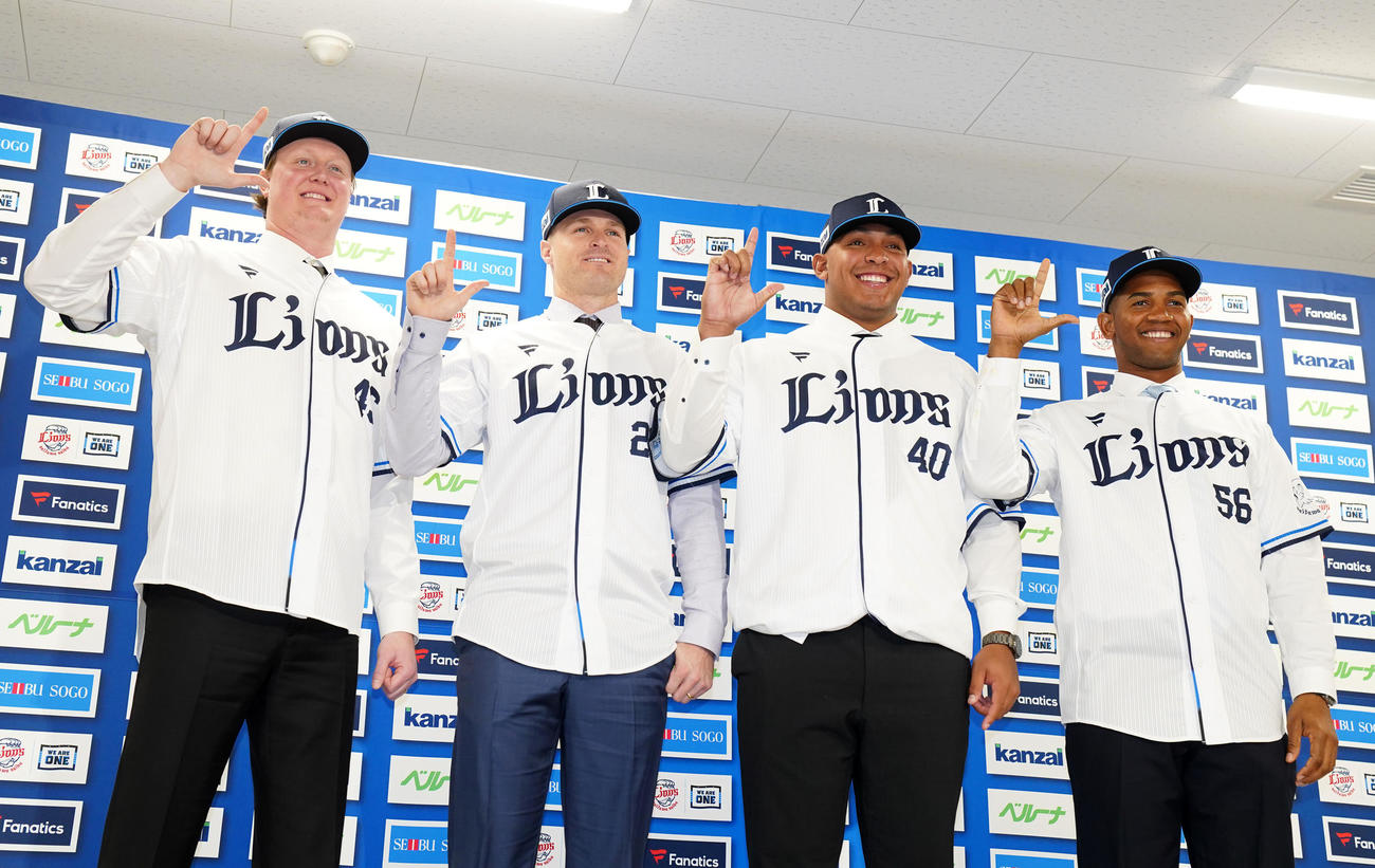 Lポーズをする西武新入団選手たち。左から西武トレイ・ウィンゲンター、タイラー・ネビン、エマニュエル・ラミレス、レアンドロ・セデーニョ（撮影・横山健太）