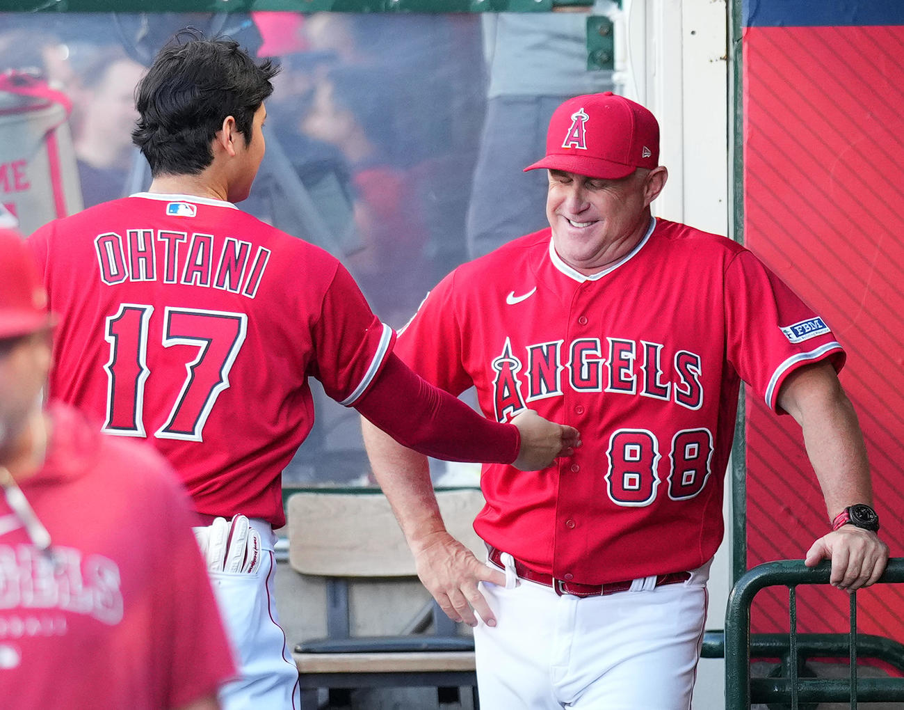 ネビン監督（右）のお腹をつつく大谷（2023年8月撮影）