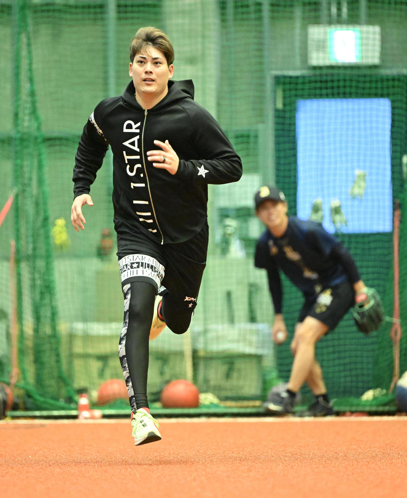 室内で走り込むオリックス九里（撮影・和賀正仁）
