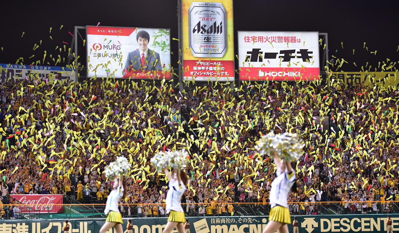阪神ファンがジェット風船を飛ばす（2019年撮影）