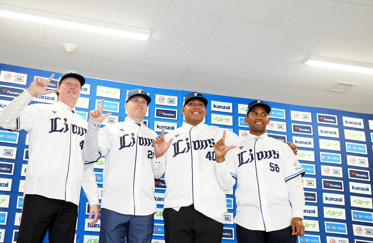 Lポーズをする西武新入団選手たち。左から西武トレイ・ウィンゲンター、タイラー・ネビン、エマニュエル・ラミレス、レアンドロ・セデーニョ（撮影・横山健太）