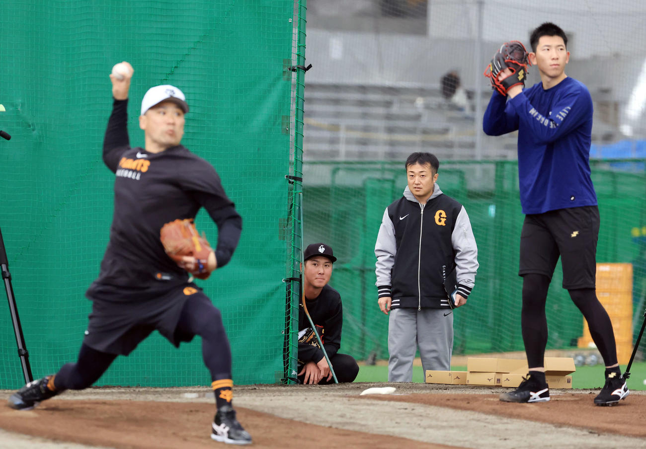 巨人田中将（左）は、戸郷と並んでブルペン投球する（撮影・浅見桂子）