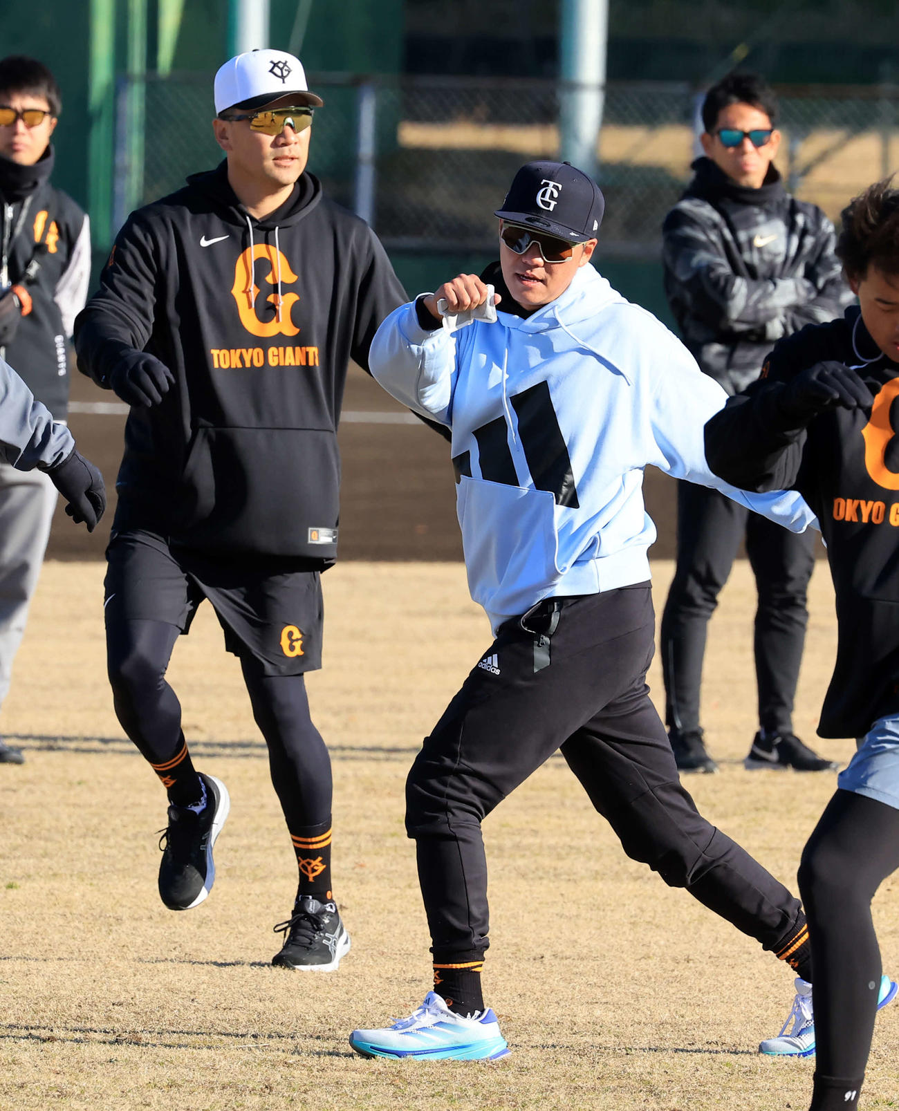 並んでウオームアップする巨人坂本（手前）と田中将（撮影・浅見桂子）