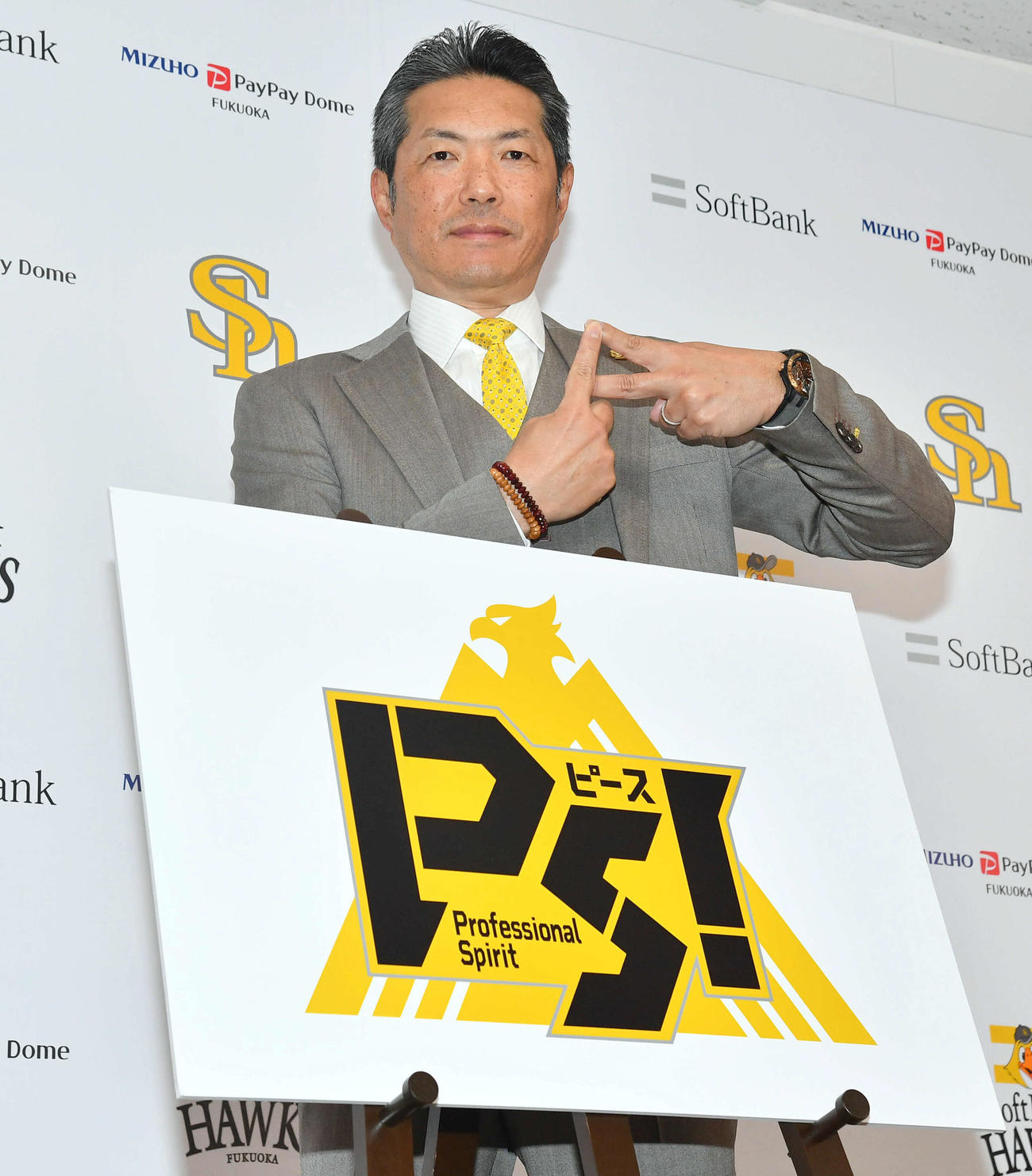 今季のスローガンとポーズを発表したソフトバンク小久保監督（撮影・岩下翔太）