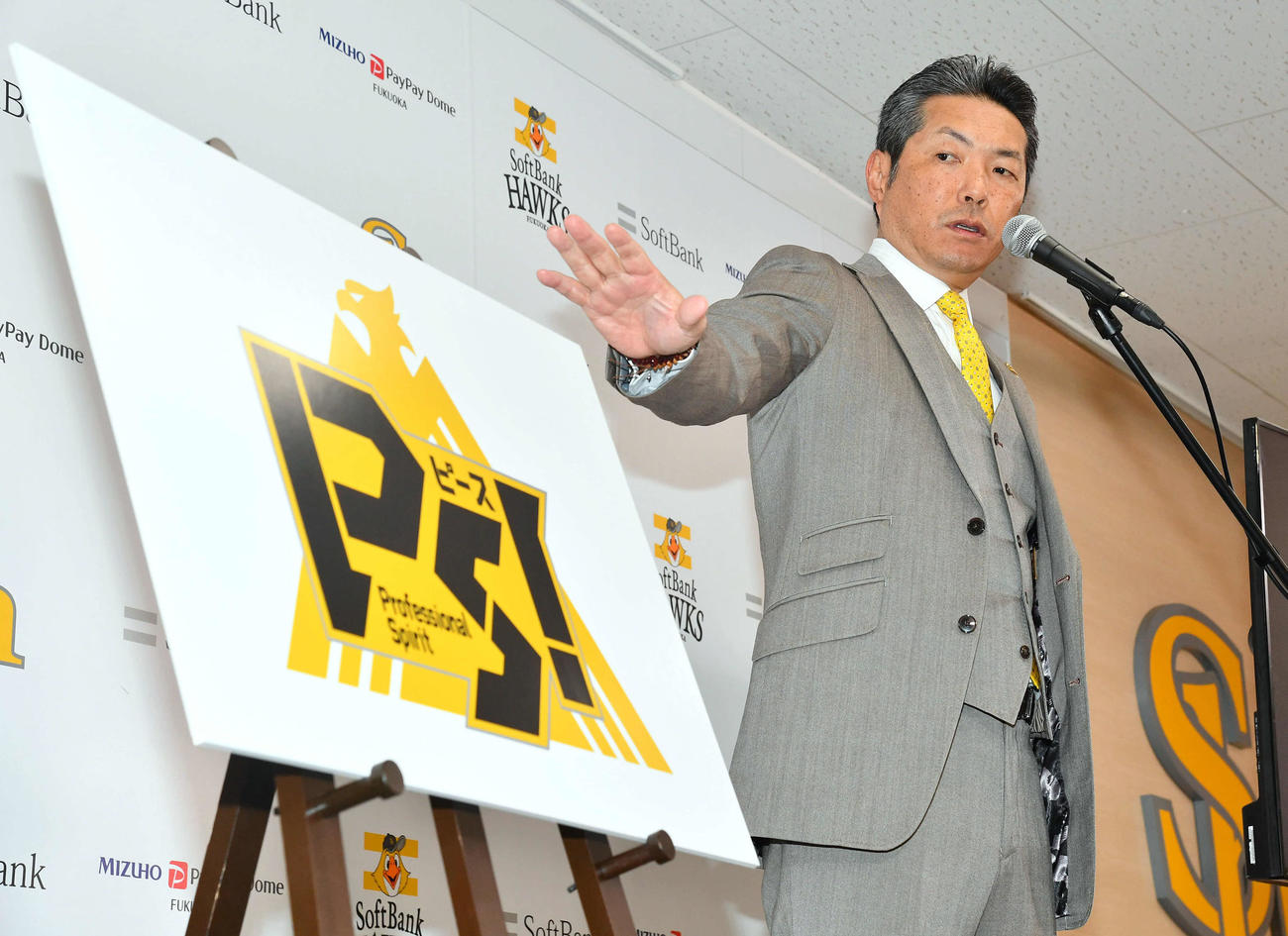 今季のスローガンを発表するソフトバンク小久保監督（撮影・岩下翔太）