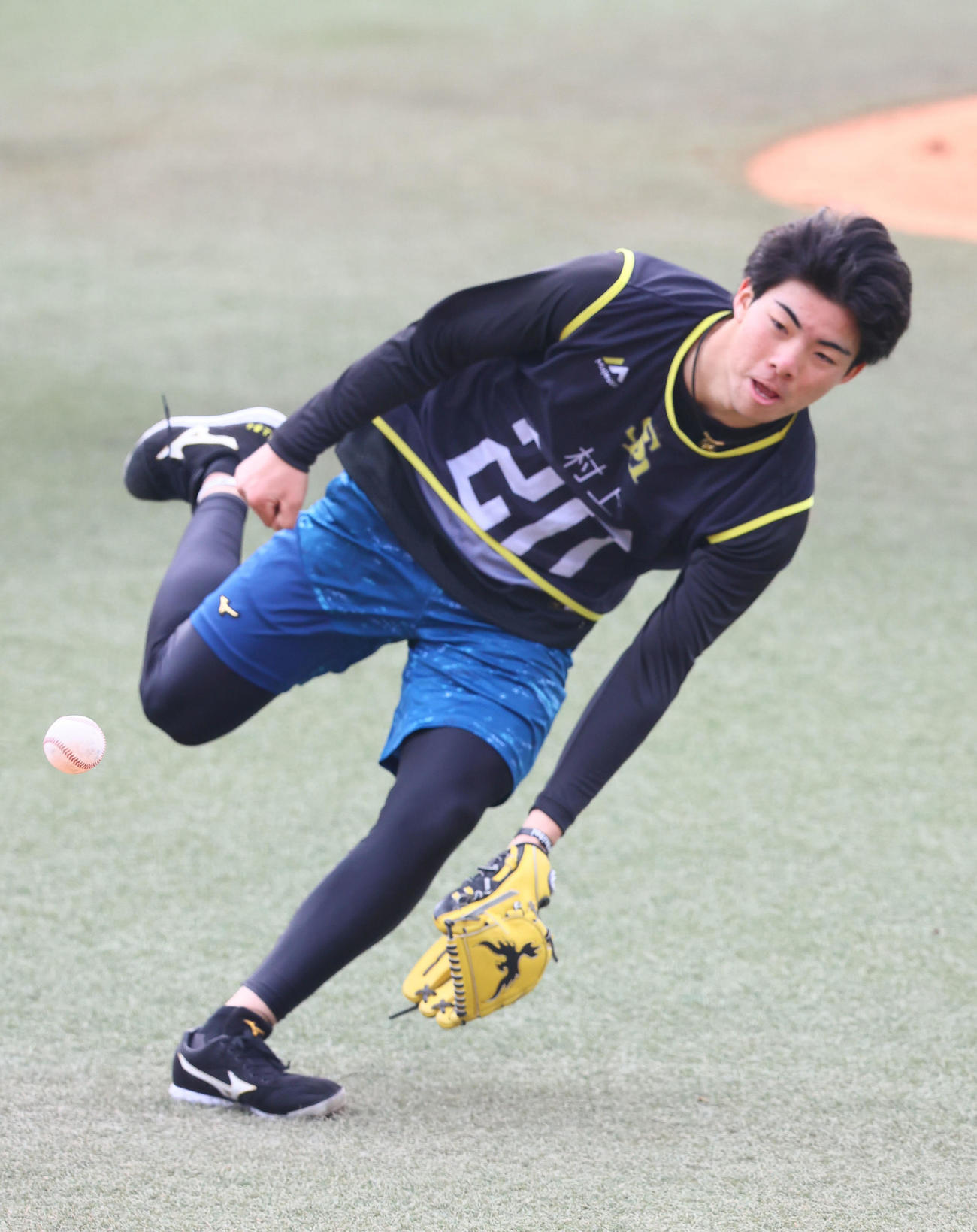 内野ノックで軽快な動きを見せる村上泰斗（2025年1月17日撮影）