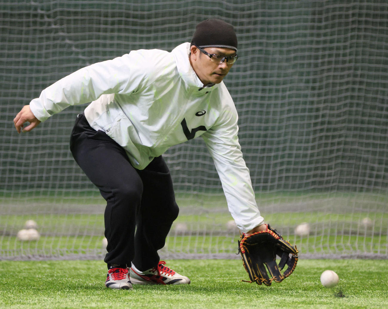 合同自主トレで、ノックを受ける広島田中（撮影・加藤孝規）