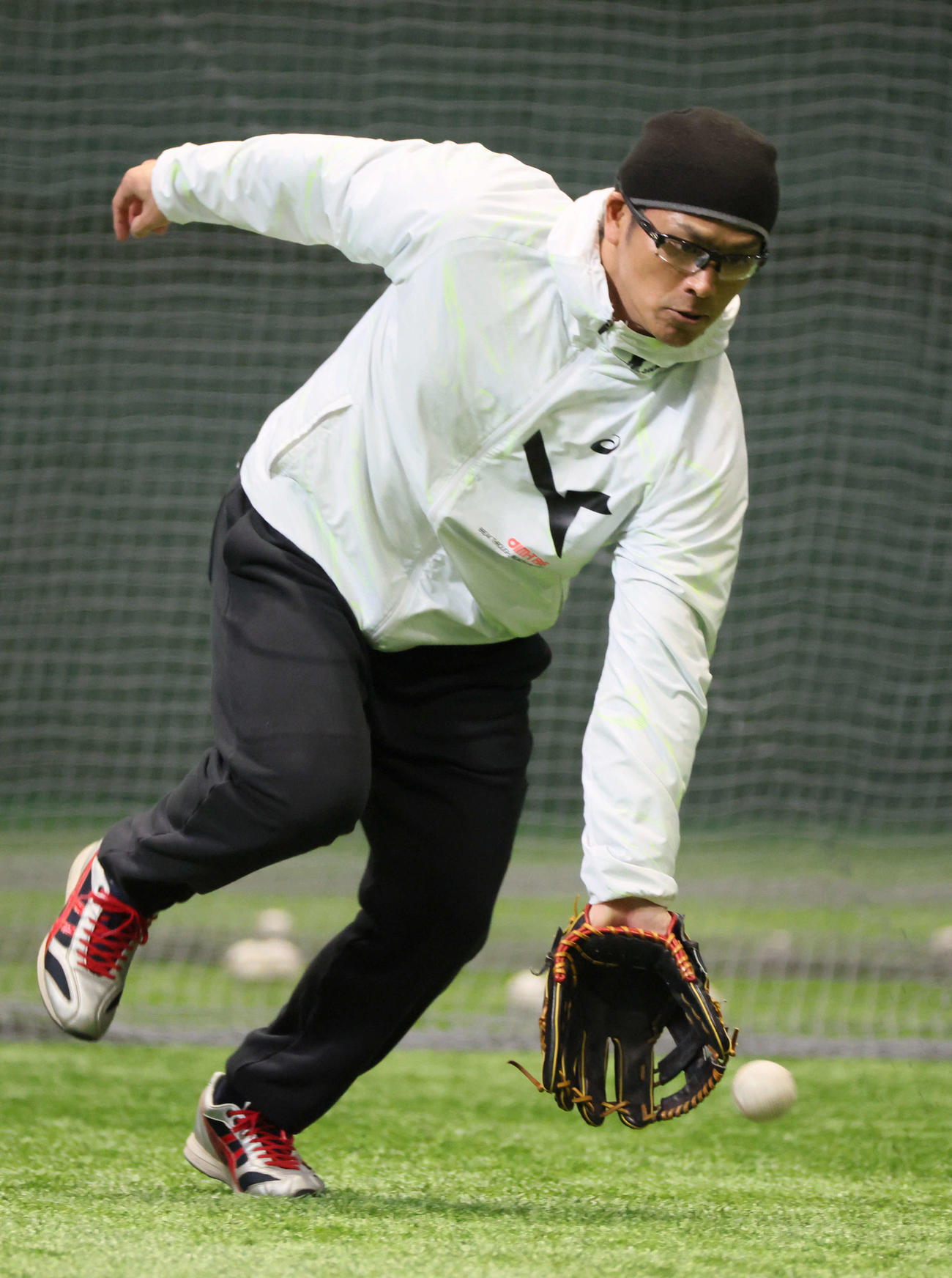合同自主トレで、ノックを受ける広島田中（撮影・加藤孝規）