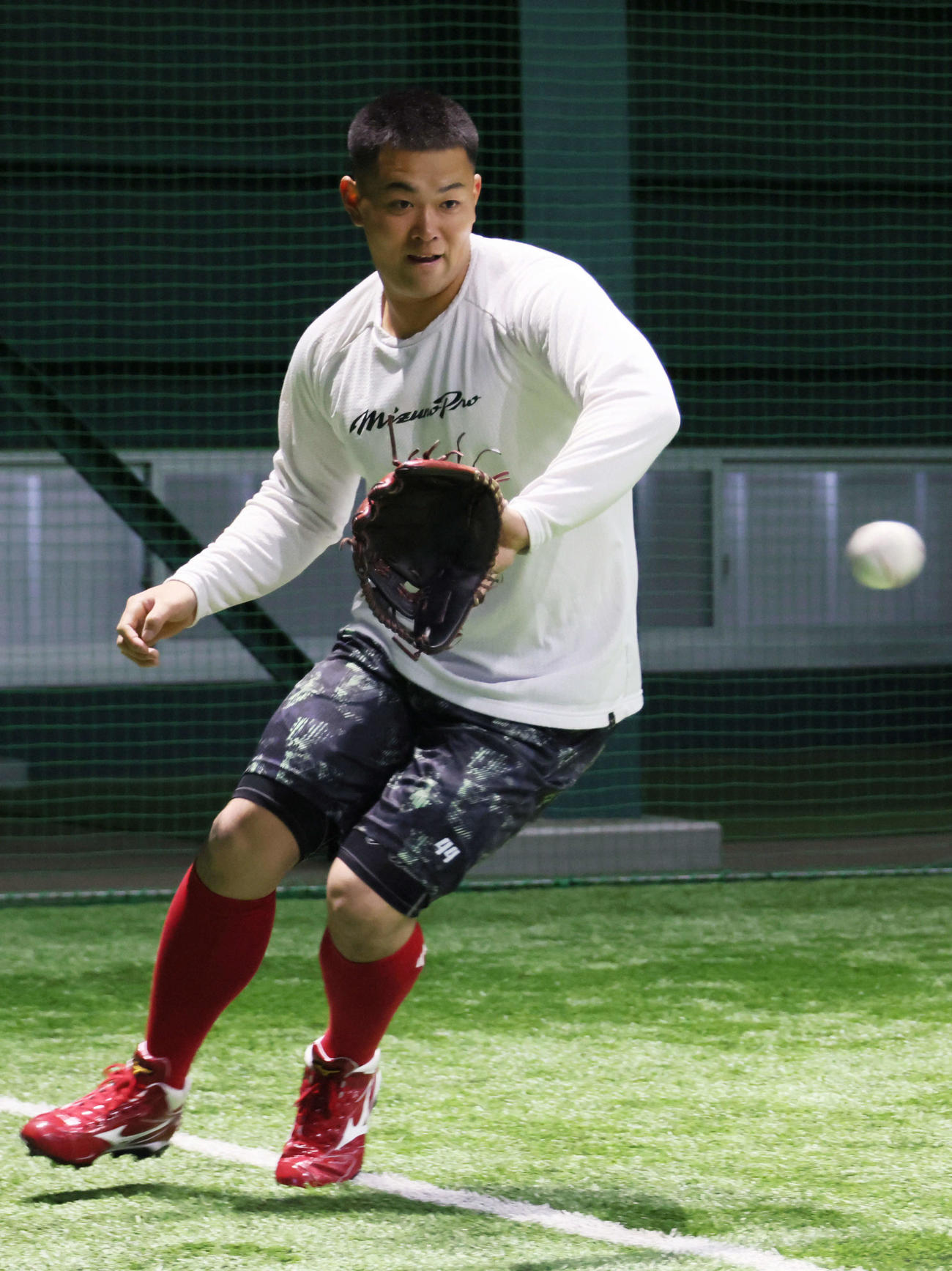 合同自主トレで、ノックを受ける広島林（撮影・加藤孝規）