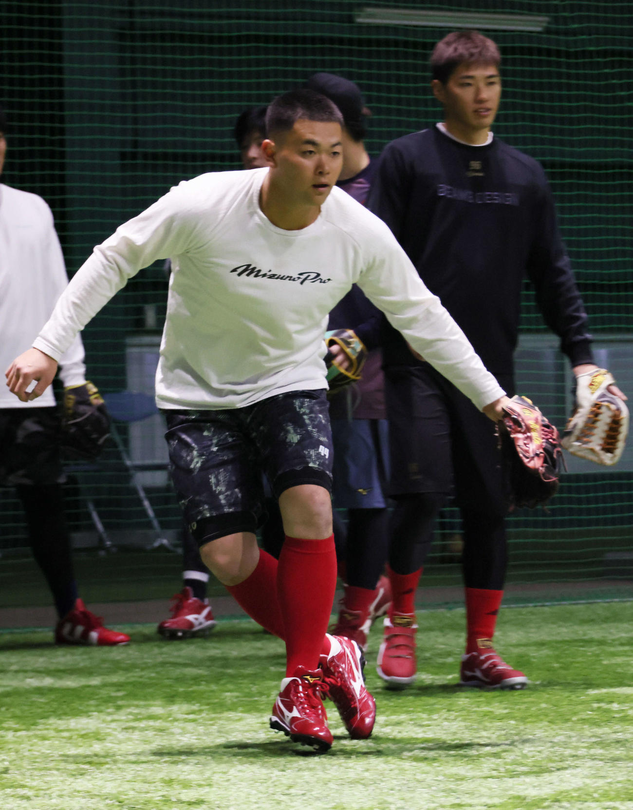 合同自主トレで、ノックを受ける広島林。右は中村奨（撮影・加藤孝規）