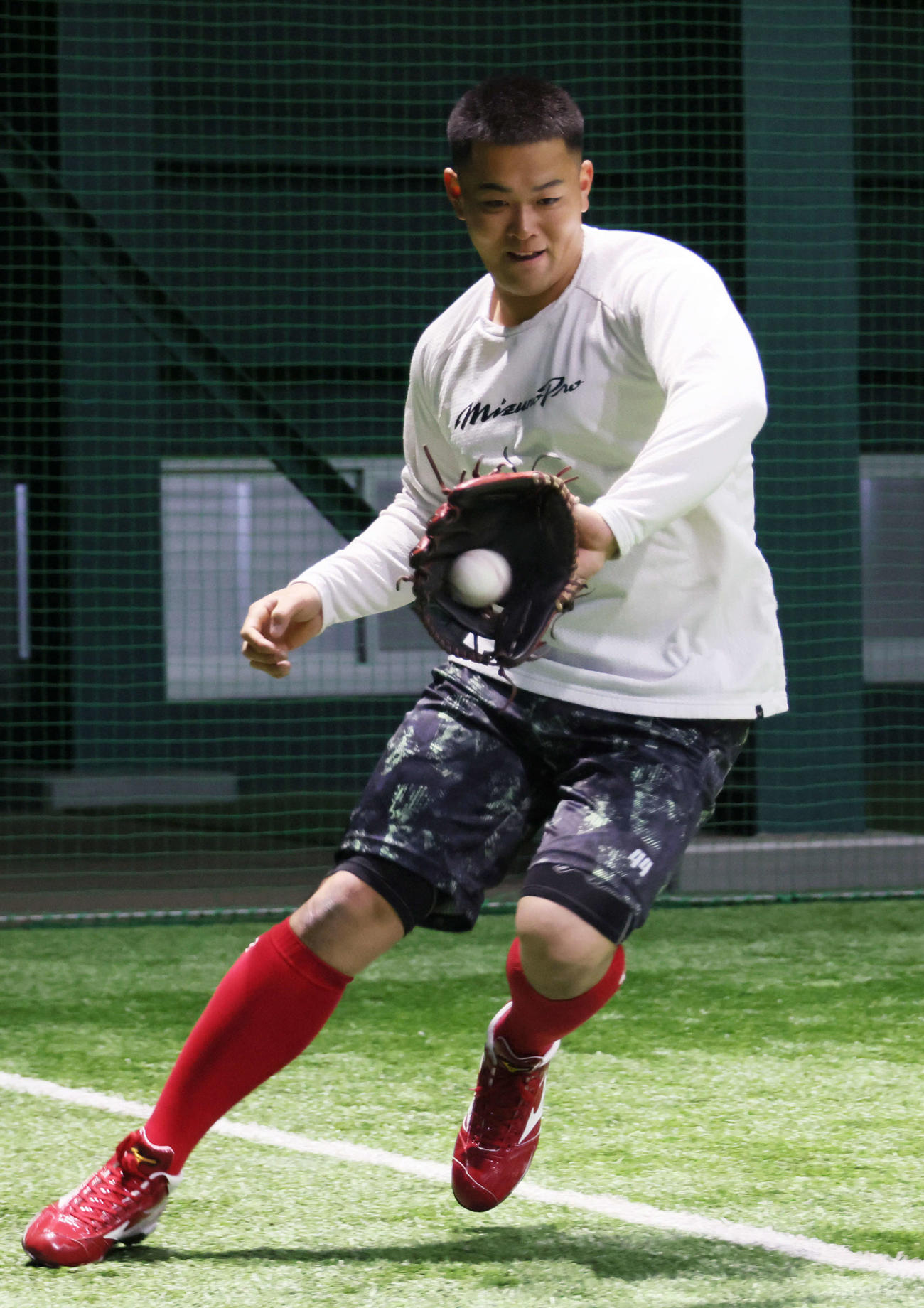 合同自主トレで、ノックを受ける広島林（撮影・加藤孝規）