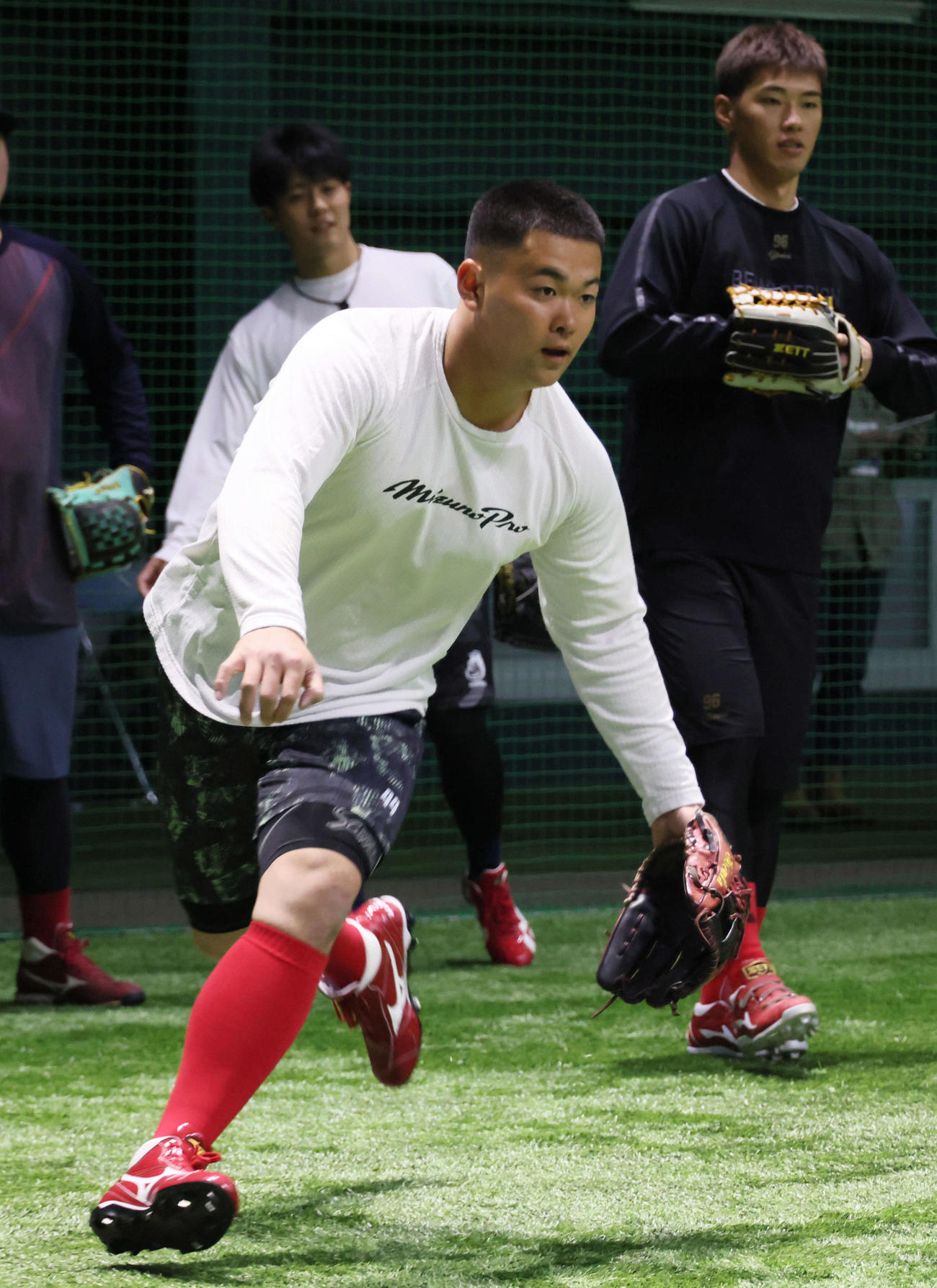 合同自主トレで、ノックを受ける広島林。右は中村奨（撮影・加藤孝規）