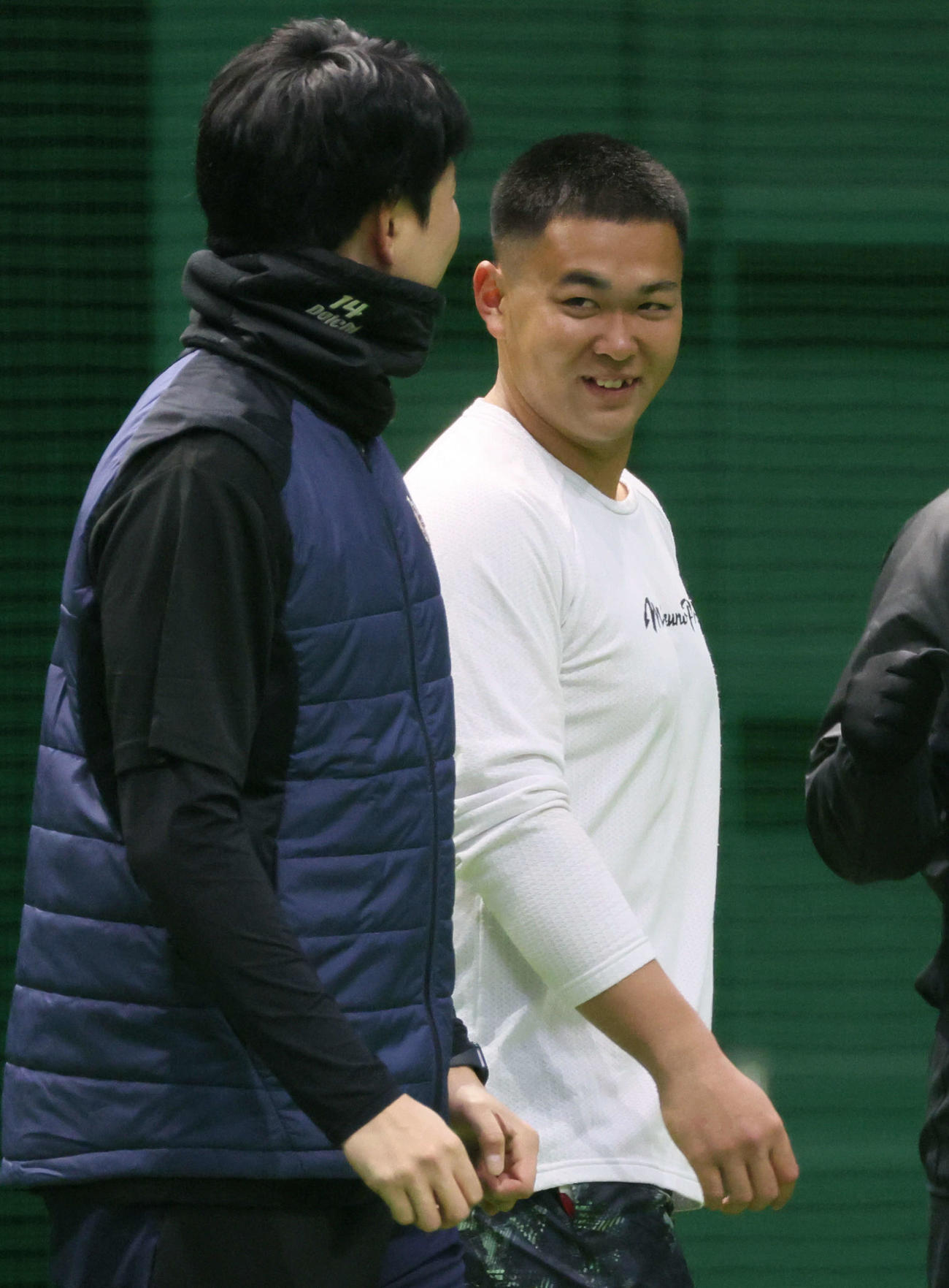 合同自主トレで、大瀬良にあいさつする広島林（右）（撮影・加藤孝規）