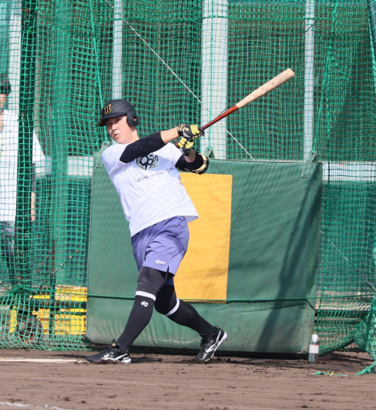 宜野座1号を左越えに放った井坪（撮影・加藤哉)