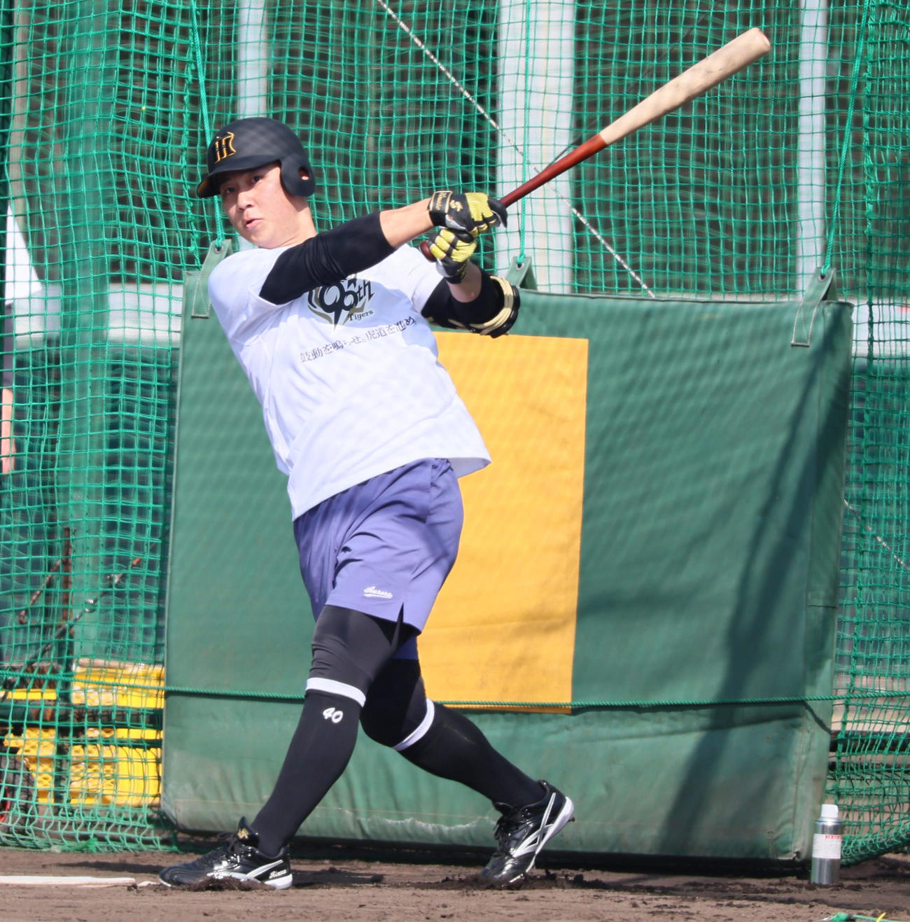 先乗り自主トレで宜野座1号を放った井坪（撮影・加藤哉）