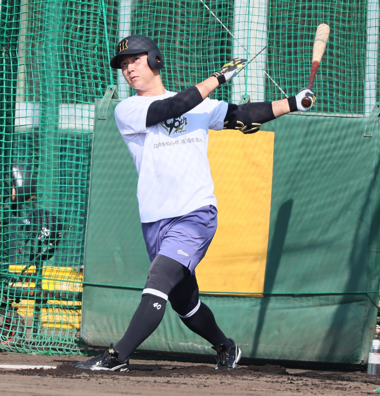 先乗り自主トレで快音を響かせる井坪（撮影・加藤哉）