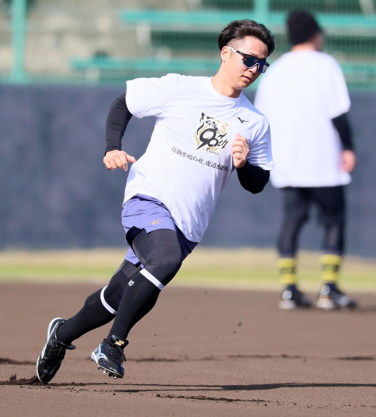 先乗り自主トレでベースランニングする井坪（撮影・加藤哉）