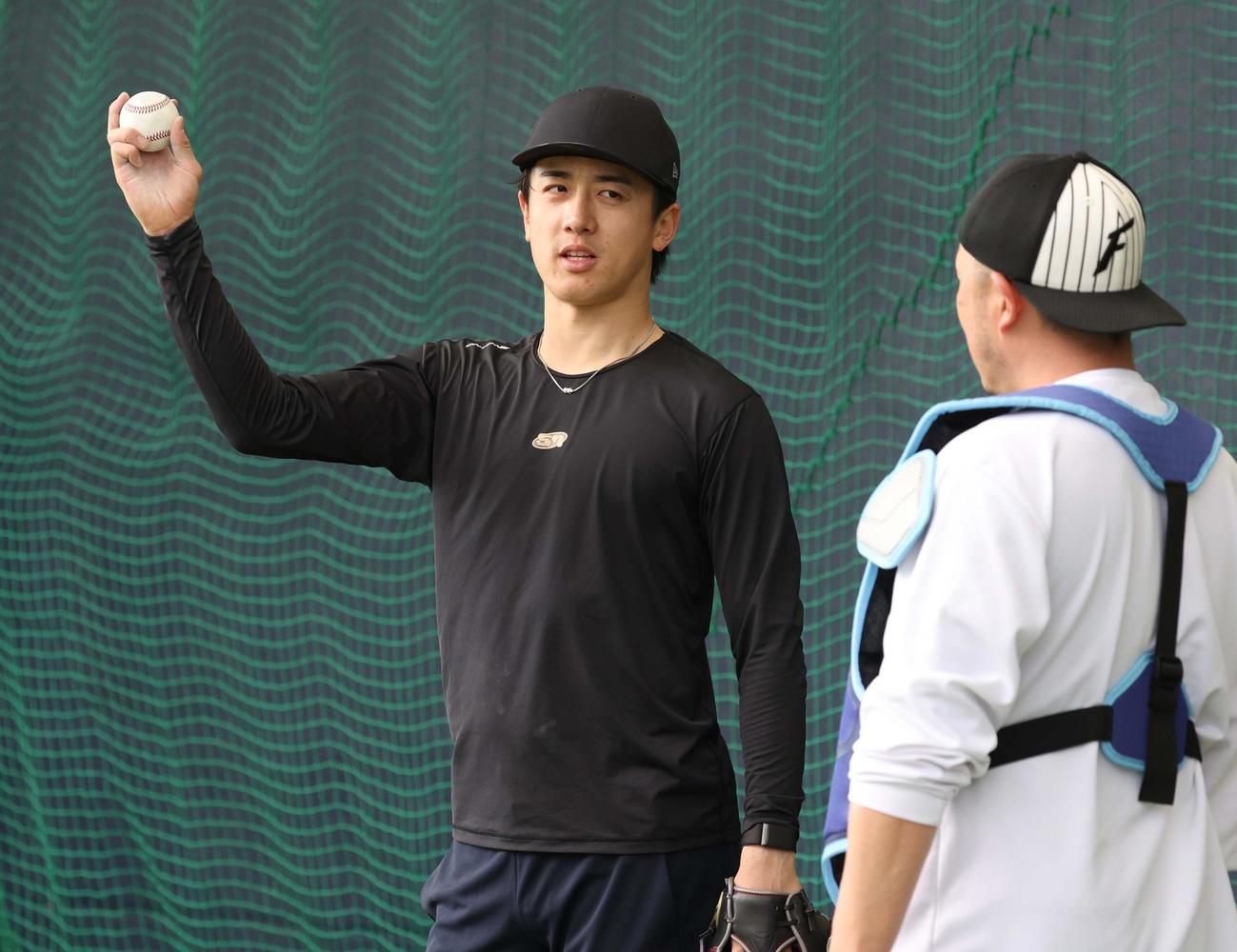 ブルペンで投球後、捕手と話す日本ハム北山（撮影・黒川智章）