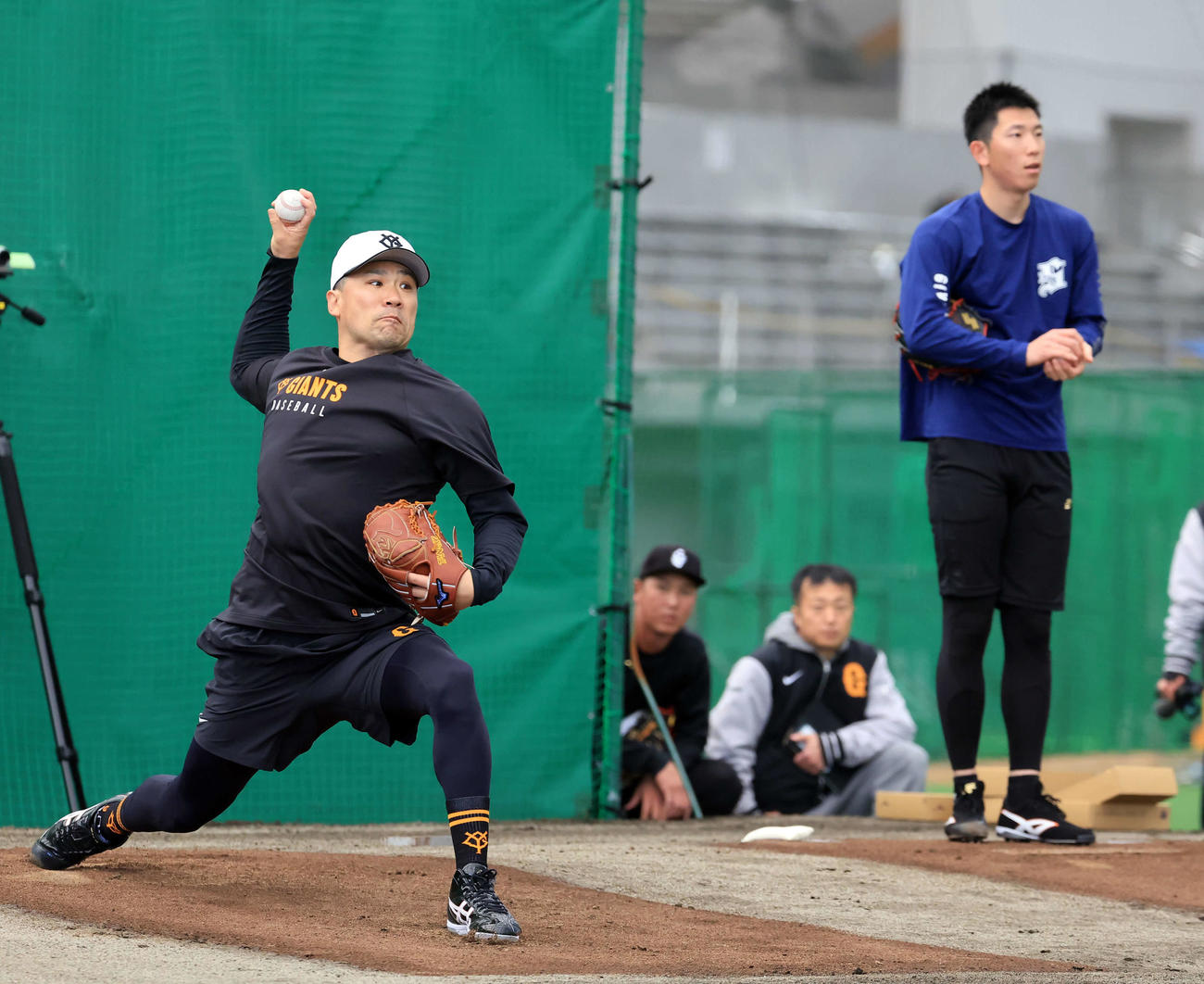 巨人田中将（左）は、戸郷と並んでブルペン投球する（撮影・浅見桂子）