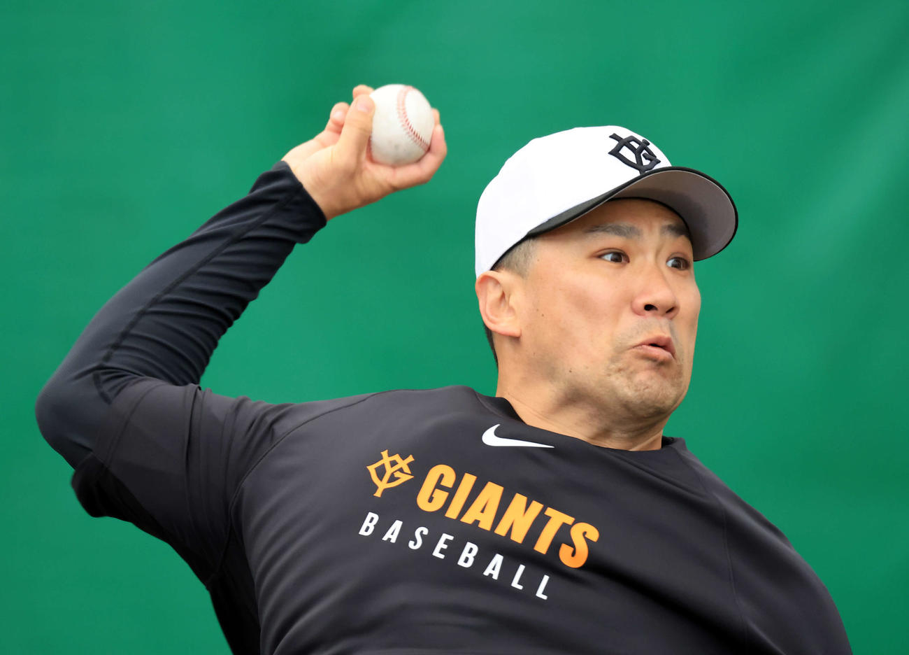 ブルペンで気迫の投球を見せる巨人田中将（撮影・浅見桂子）