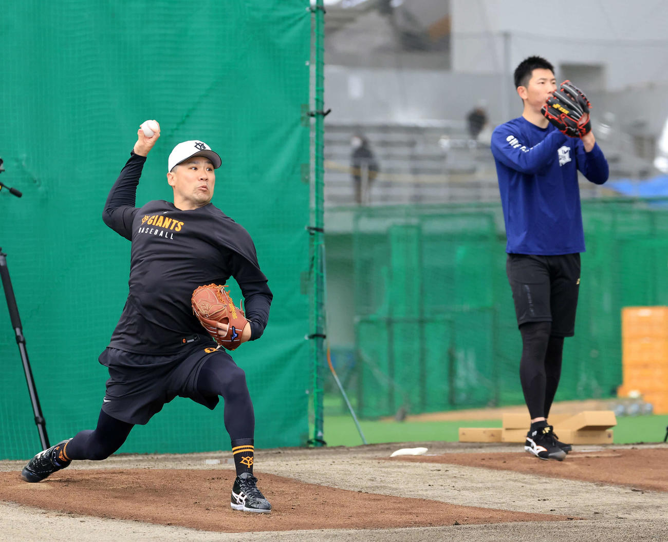 巨人田中将（左）は、戸郷と並んでブルペン投球する（撮影・浅見桂子）