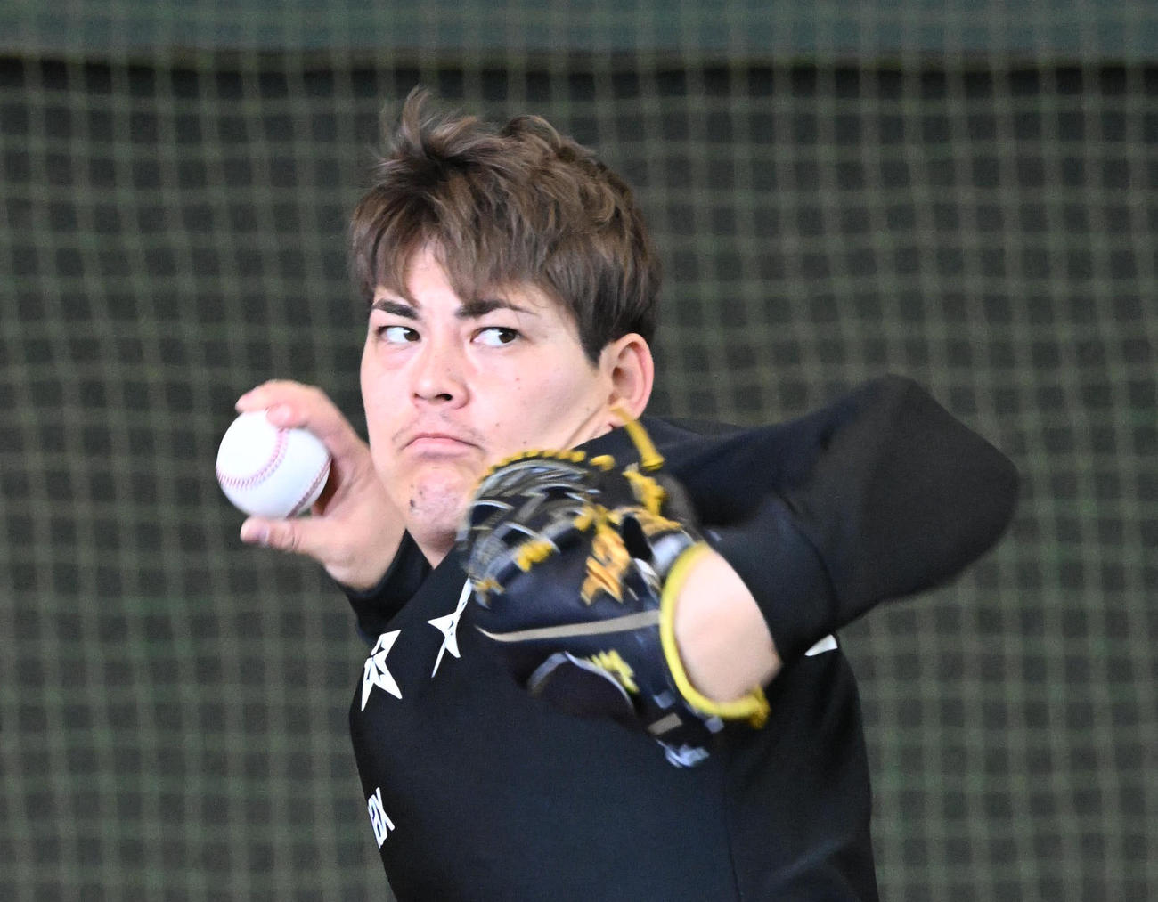 ブルペンに入り気迫のこもった投球をするオリックス九里（撮影・和賀正仁）