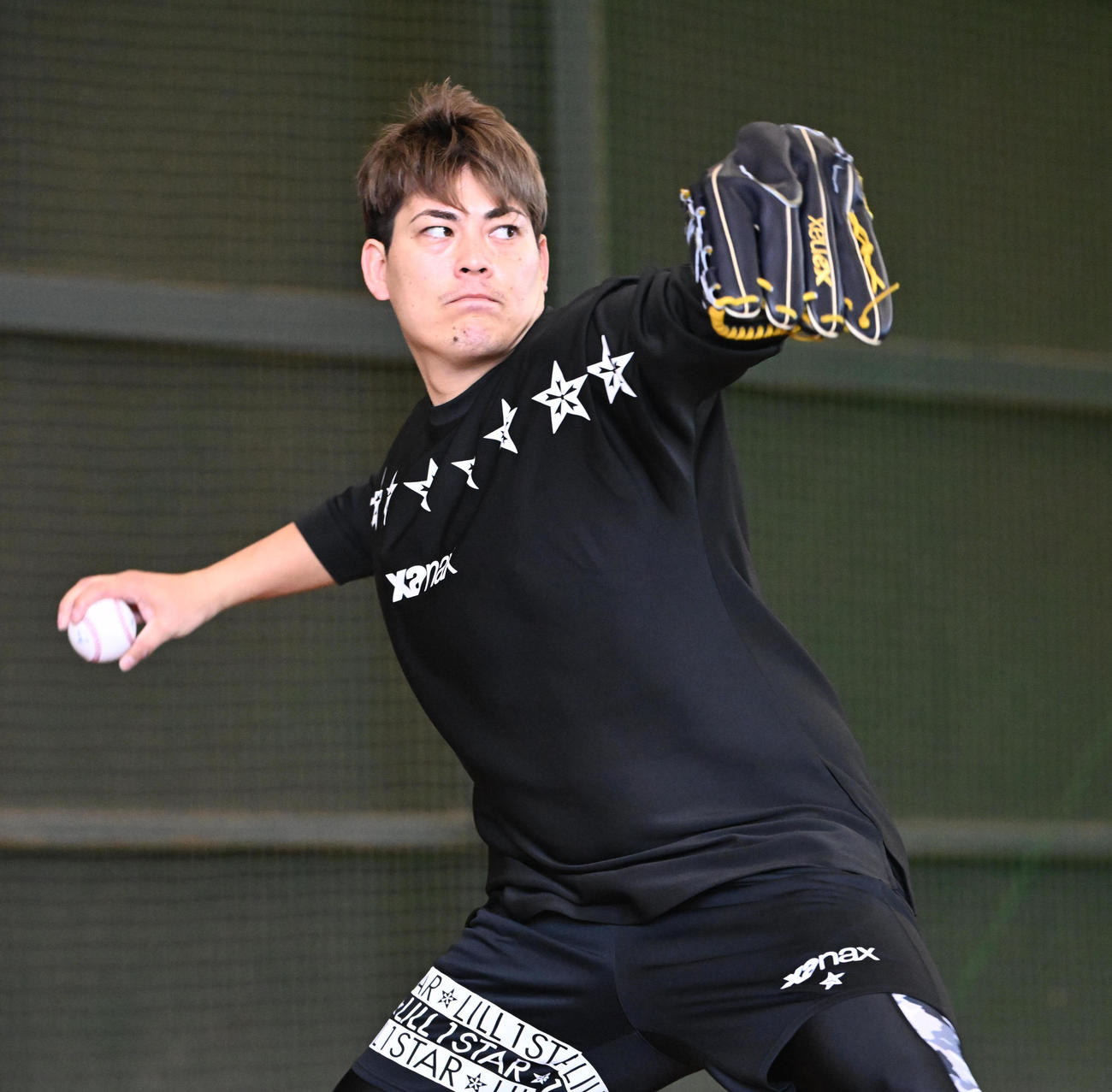 ブルペンに入り気迫のこもった投球をするオリックス九里（撮影・和賀正仁）