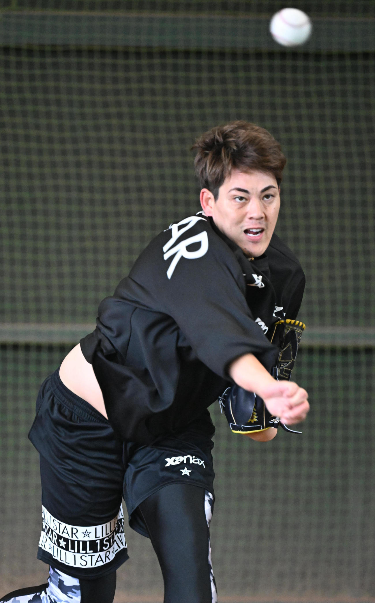 ブルペンに入り気迫のこもった投球をするオリックス九里（撮影・和賀正仁）