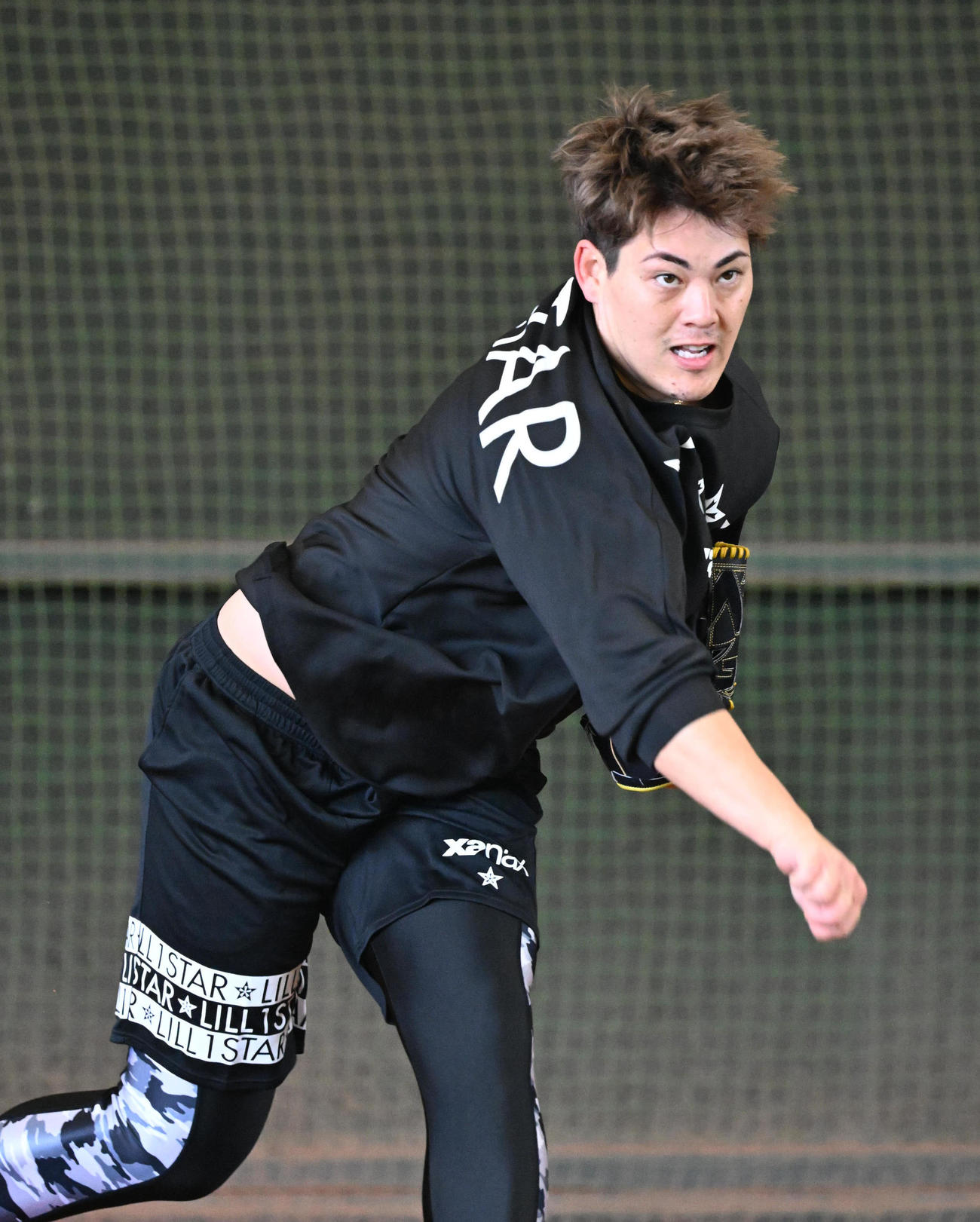ブルペンに入り気迫のこもった投球をするオリックス九里（撮影・和賀正仁）