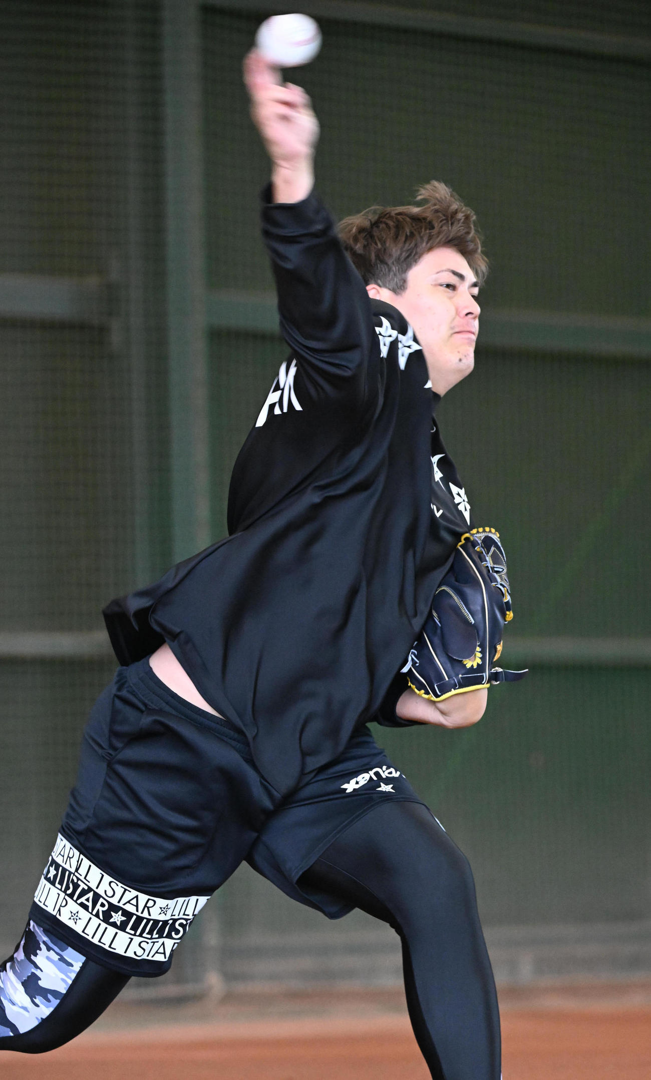 ブルペンに入り気迫のこもった投球をするオリックス九里（撮影・和賀正仁）