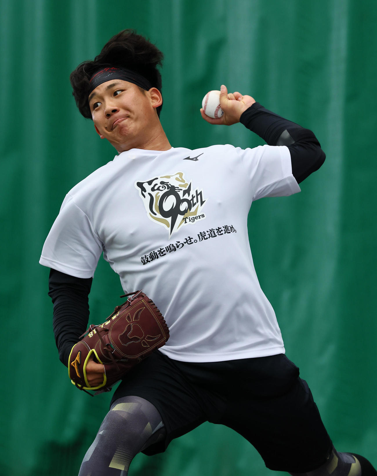 合同自主トレで、ブルペンで投球練習をする阪神伊原（撮影・藤尾明華）