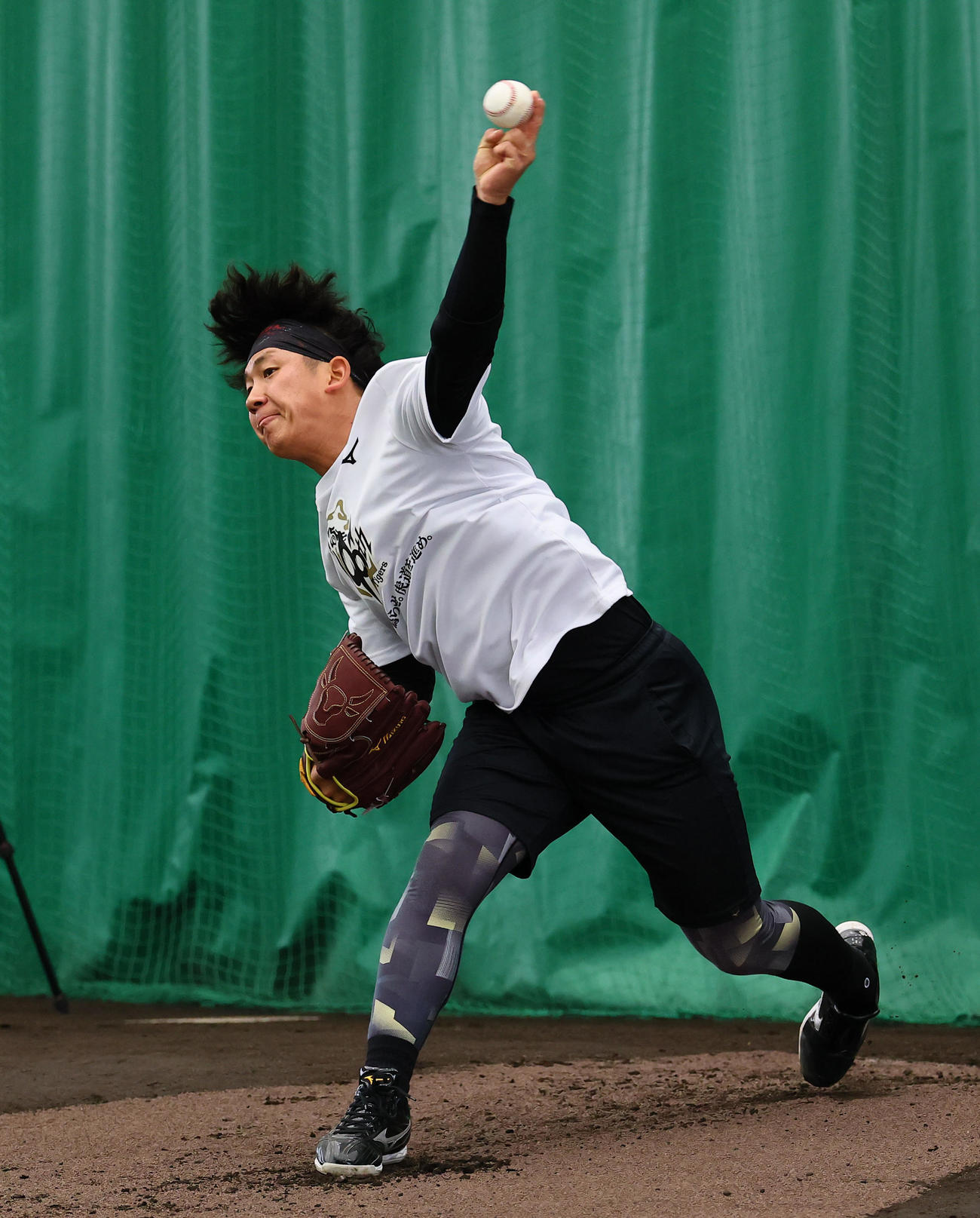合同自主トレのブルペンで、投球練習をする阪神伊原（撮影・藤尾明華）