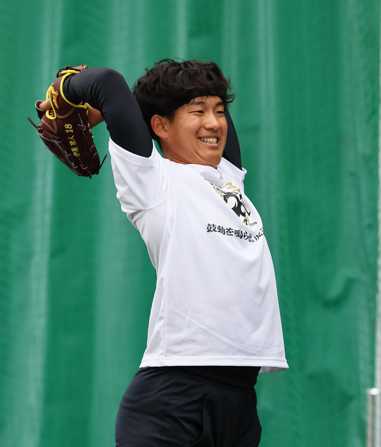 合同自主トレのブルペンで、投球練習をする阪神伊原（撮影・藤尾明華）